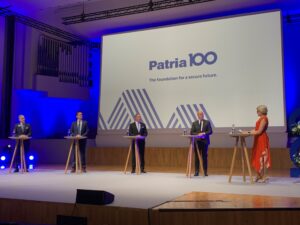 Elli Flén leder en debatt med Fredrik Reinfeldt, Stefan Wallin, Mika Aaltola och Esa Rautalinko. Patrias 100-årsjubileum 26.8.2021