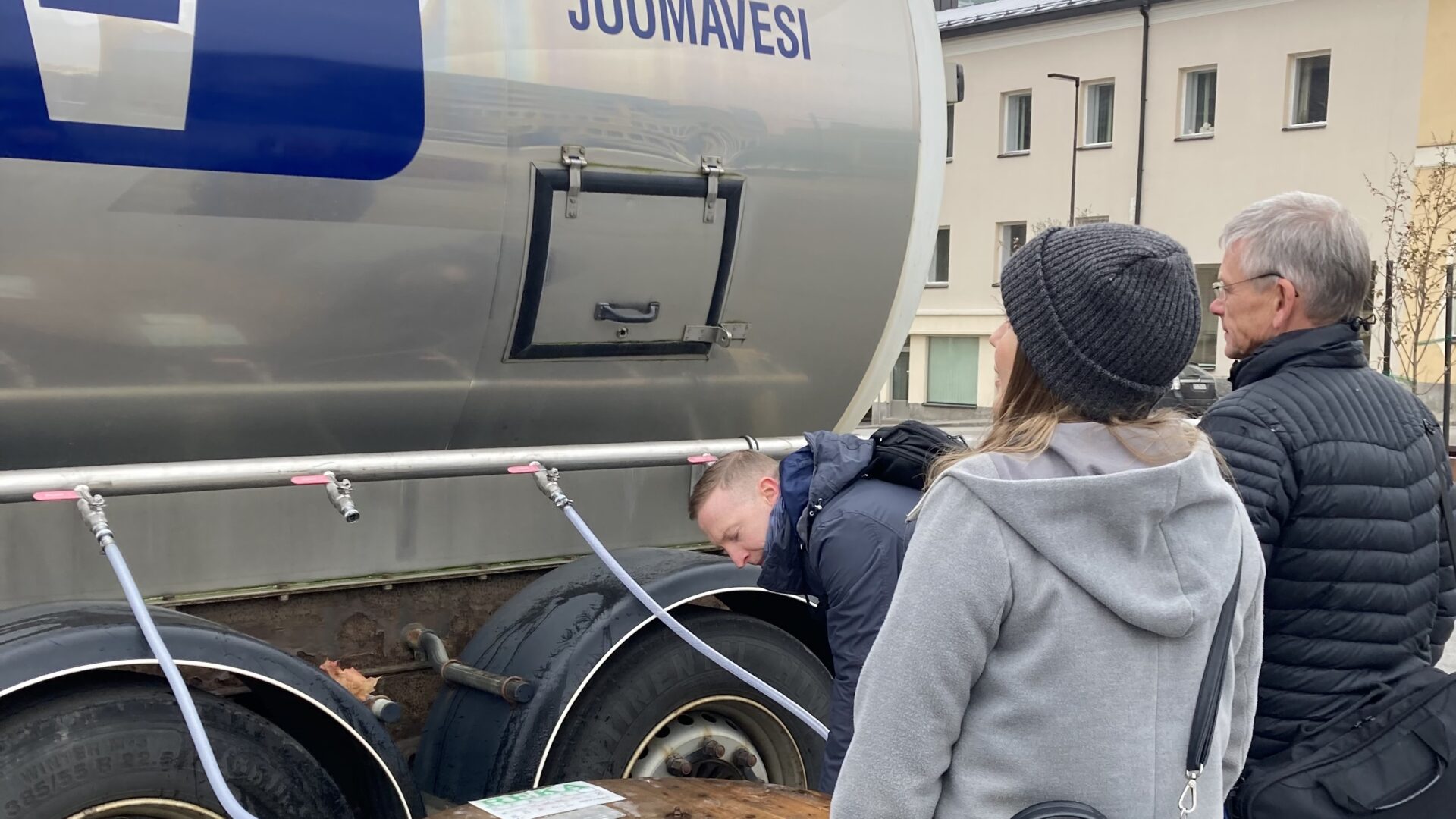 konsumenter hämtar dricksvatten från tankbil