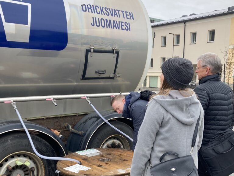 konsumenter hämtar dricksvatten från tankbil
